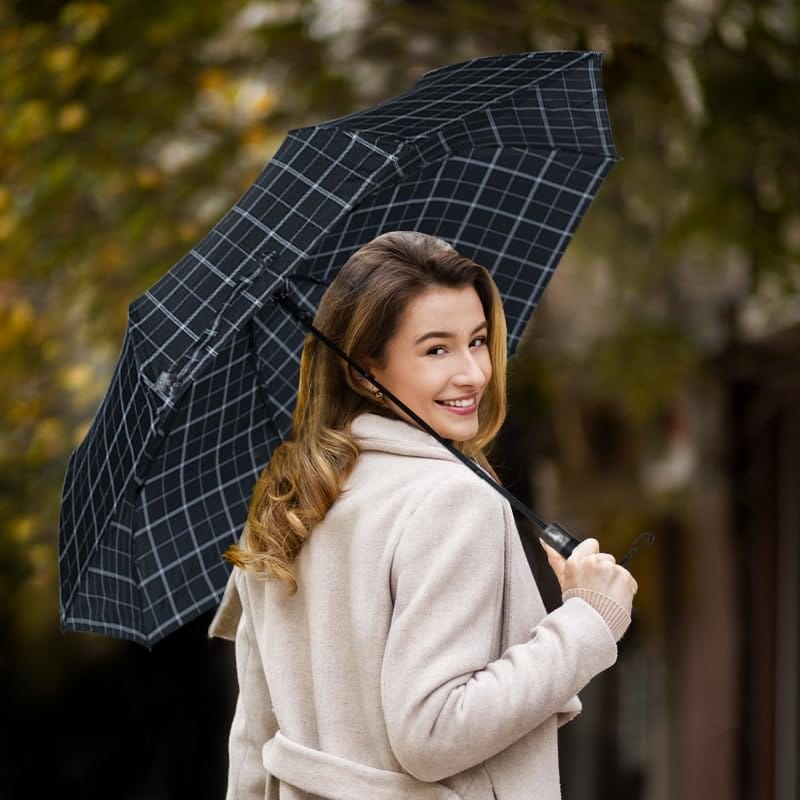 Ombrello pieghevole 8 stecche in tessuto Pongee nero a quadri con manico gommato
