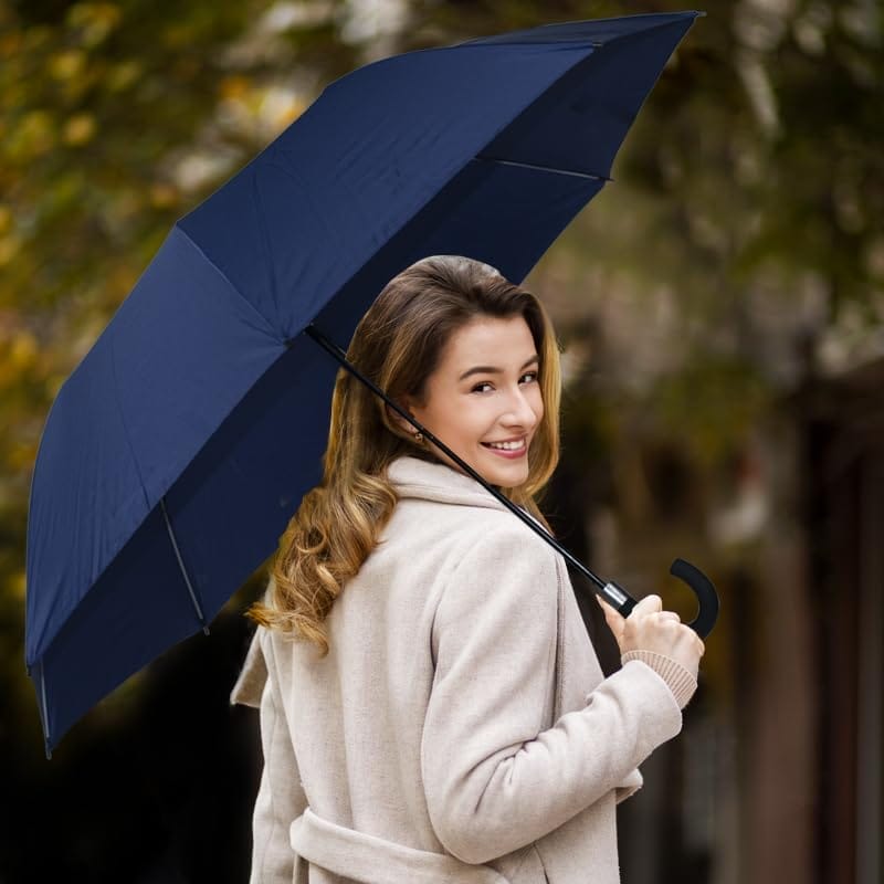 Ombrello da pioggia piccolo blu con manico gommato