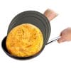 Coperchio girafrittate da 32 cm in uso con padella e frittata