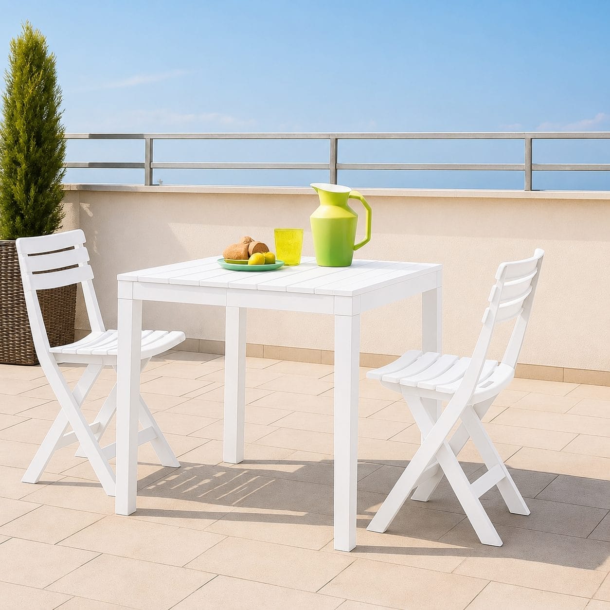 Sedia da giardino pieghevole bianca in polipropilene accanto a tavolo da esterno su terrazza