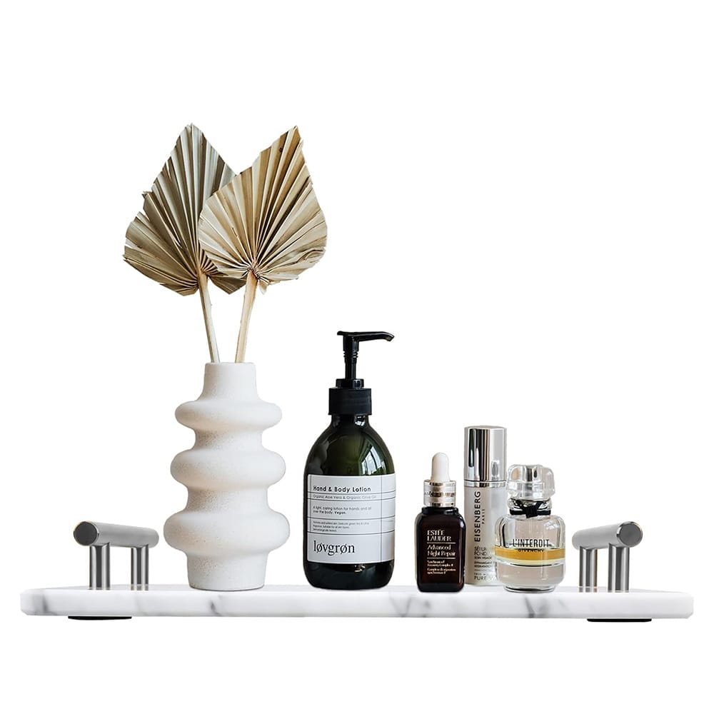 vassoio rettangolare in marmo bianco 40x15 cm con manici in metallo usato come base porta cosmetici