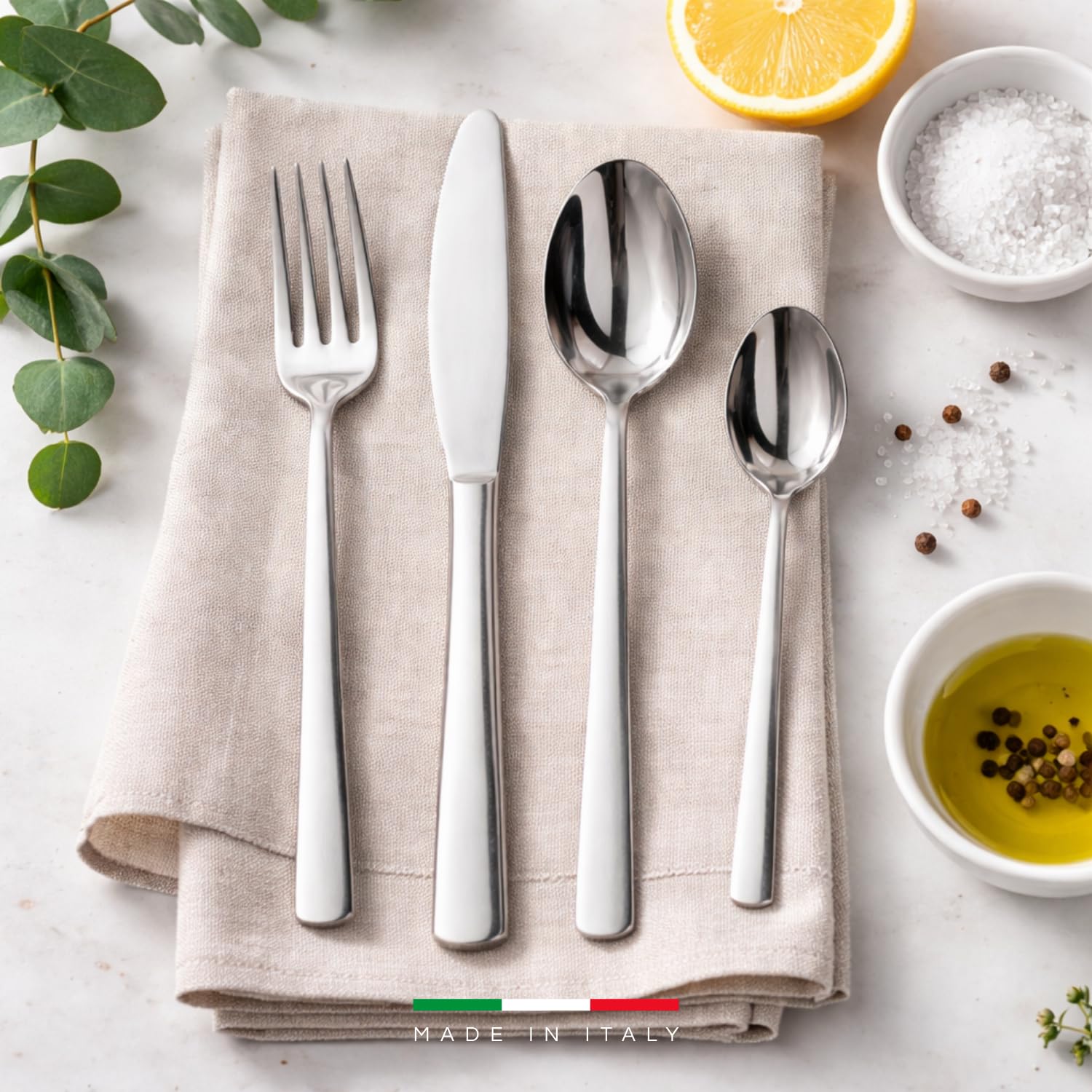 Set posate in acciaio inox Made in Italy su tovagliolo con forchetta coltello e cucchiai