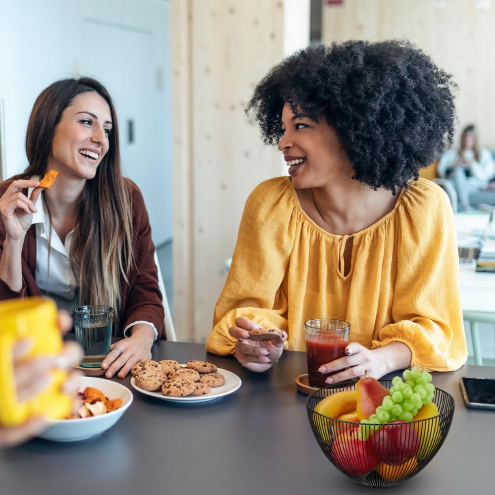 centrotavola rotondo in metallo nero moderno 24,5x14 cm usato come portafrutta con frutta fresca