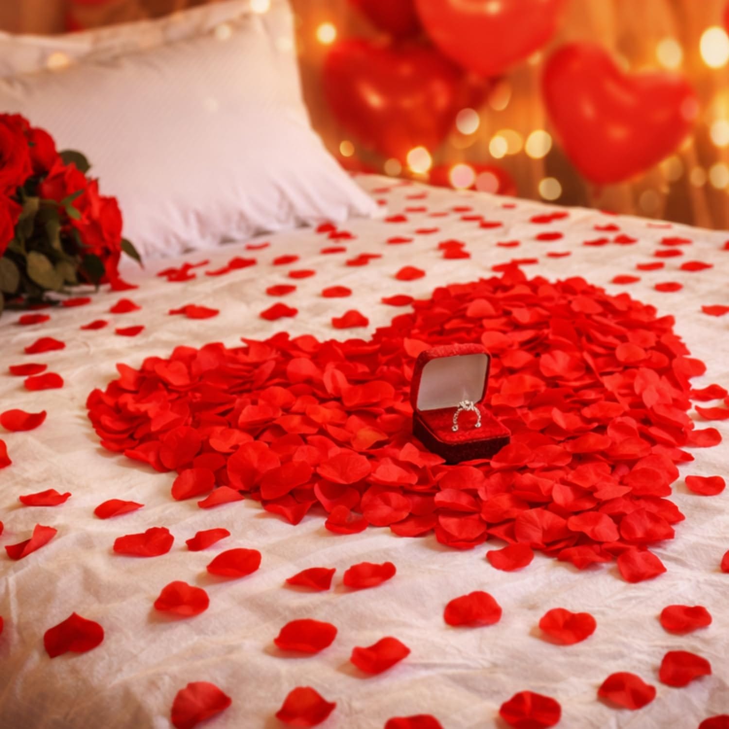 Petali di rosa artificiali rossi disposti a forma di cuore su letto per proposta di matrimonio romantica