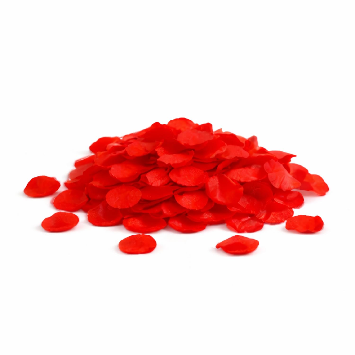 Petali di rosa artificiali rossi in mucchio su sfondo bianco, decorazioni per cerimonie ed eventi