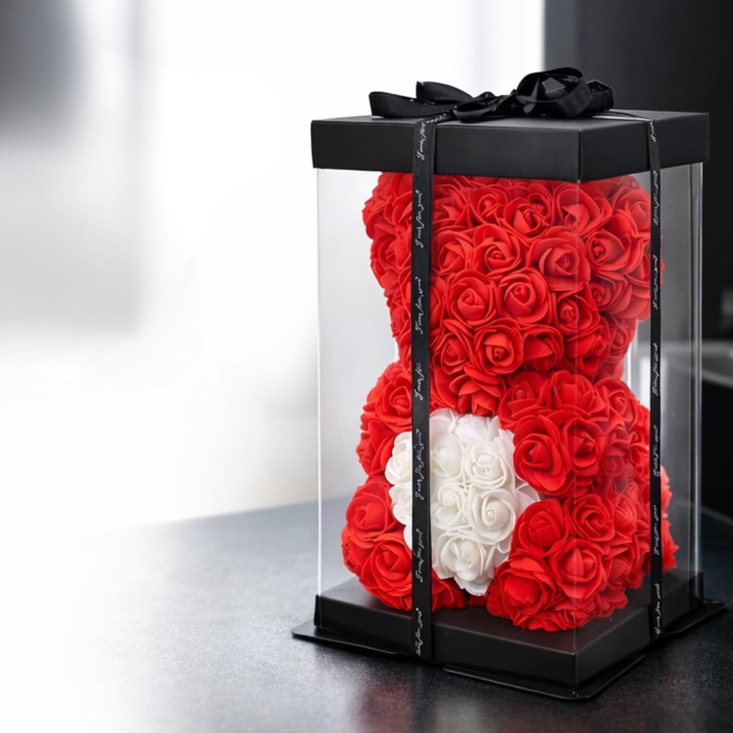 Orsetto di rose rosse artificiali con box trasparente e fiocco nero