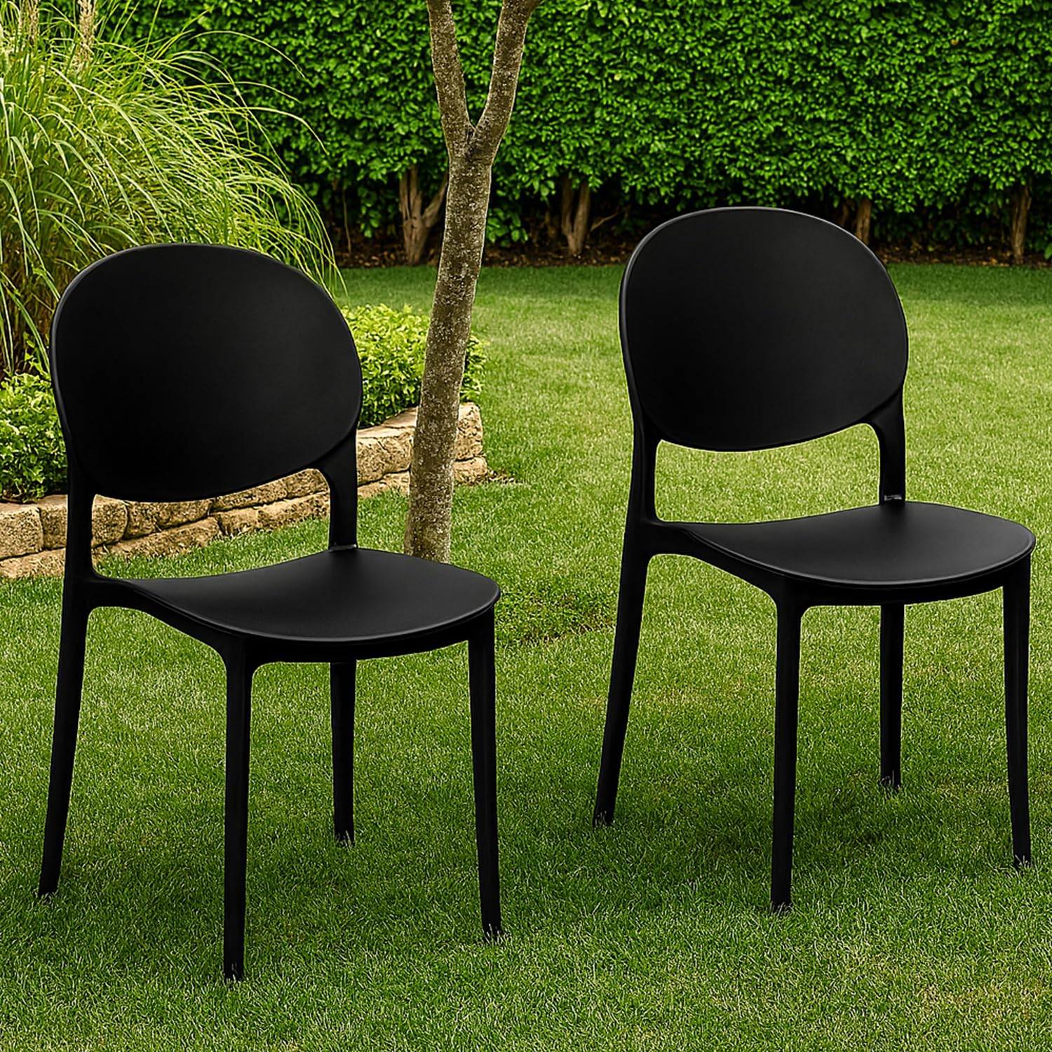 Sedie nere con schienale ovale su prato ideali per giardino e terrazzo