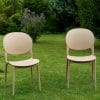 Sedie beige con schienale ovale su prato ideali per giardino e terrazzo