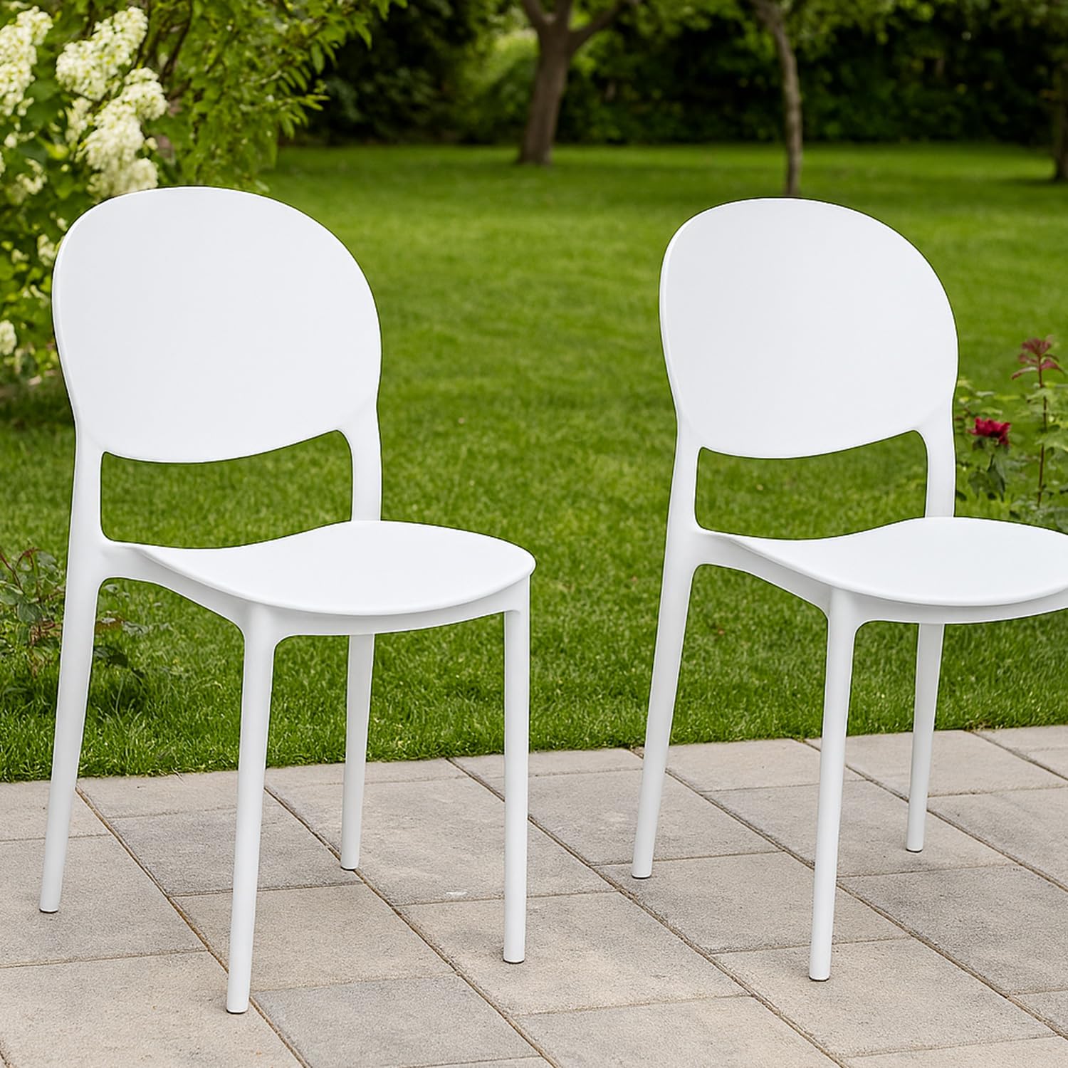 Sedie bianche con schienale ovale su prato ideali per giardino e terrazzo