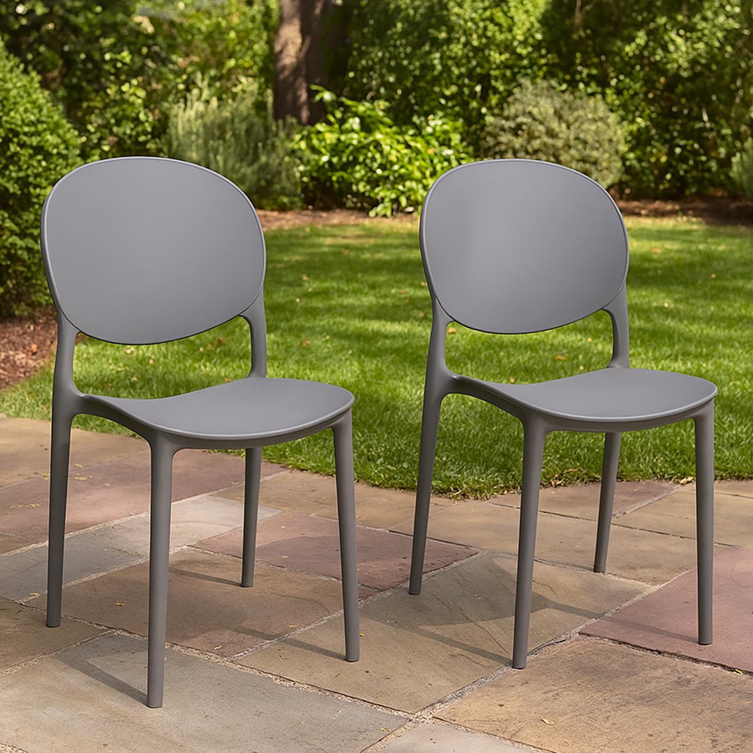 Sedie grigie con schienale ovale su prato ideali per giardino e terrazzo