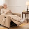 poltrona-reclinabile-automatica-ambientata-tortora chiaro Poltrona relax tortora chiaro con poggiapiedi aperto utilizzata in un ambiente domestico accogliente