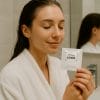 shampoo-hotel-bustine Clienti in struttura ricettiva tiene bustina shampoo doccia monodose personalizzabile hotel