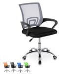 Sedia da ufficio girevole grigia con schienale in rete traspirante, braccioli e base cromata