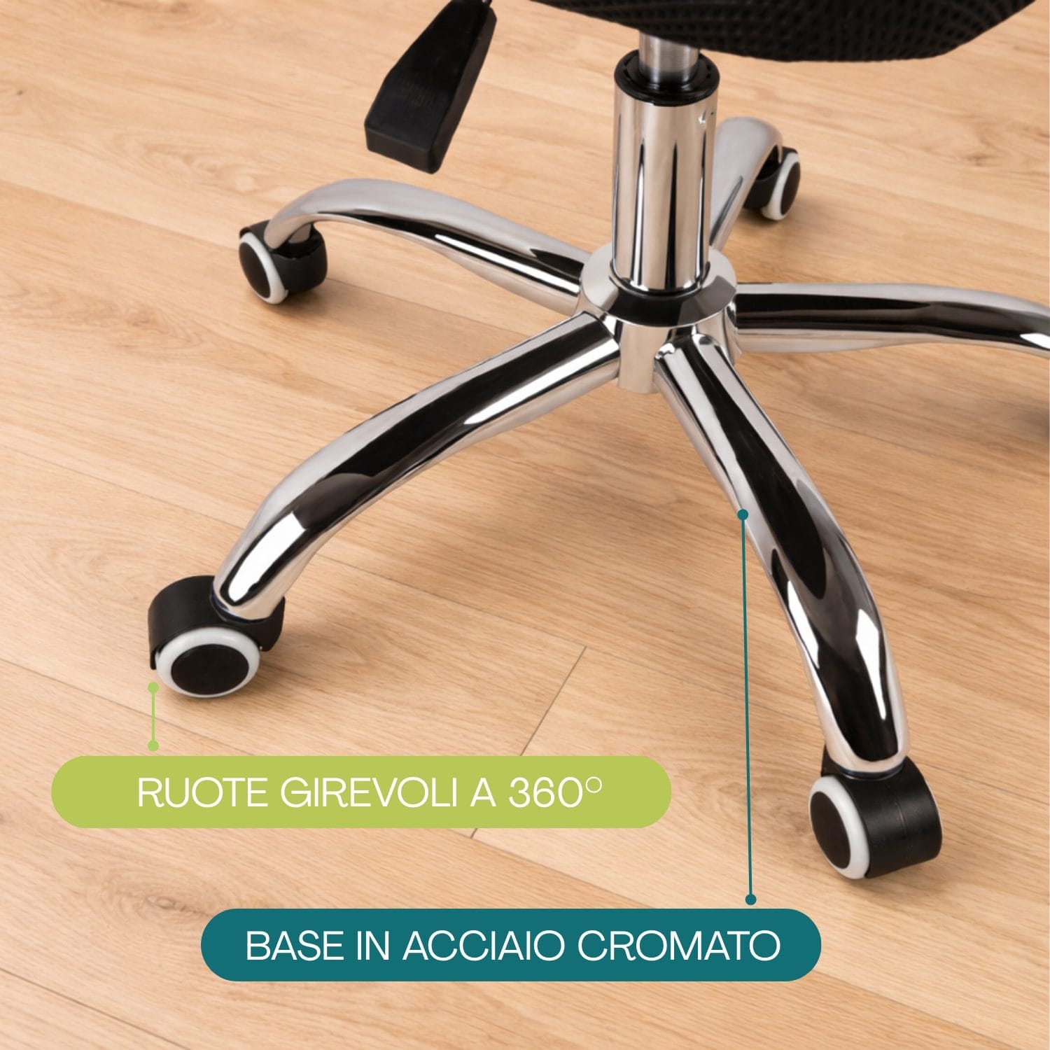 Sedia da ufficio con base in acciaio cromato e ruote girevoli a 360 gradi su pavimento in legno