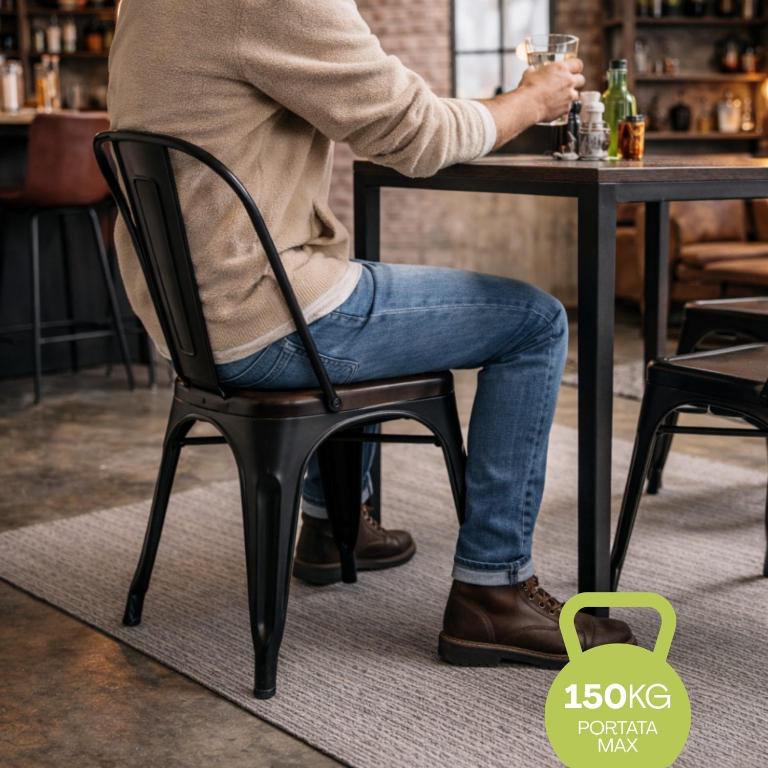 Sedia Industry in metallo nero con portata massima 150 kg in uso