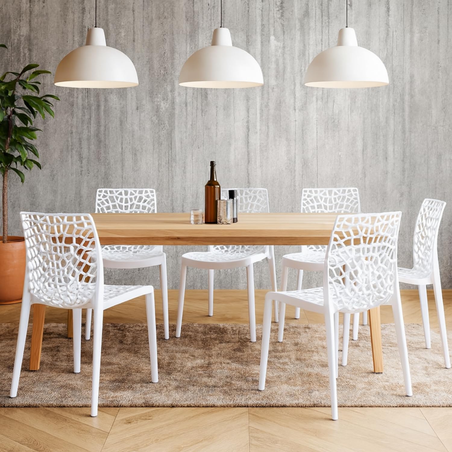 Set sedie Gruvyer bianche in polipropilene traforato con tavolo legno in sala da pranzo