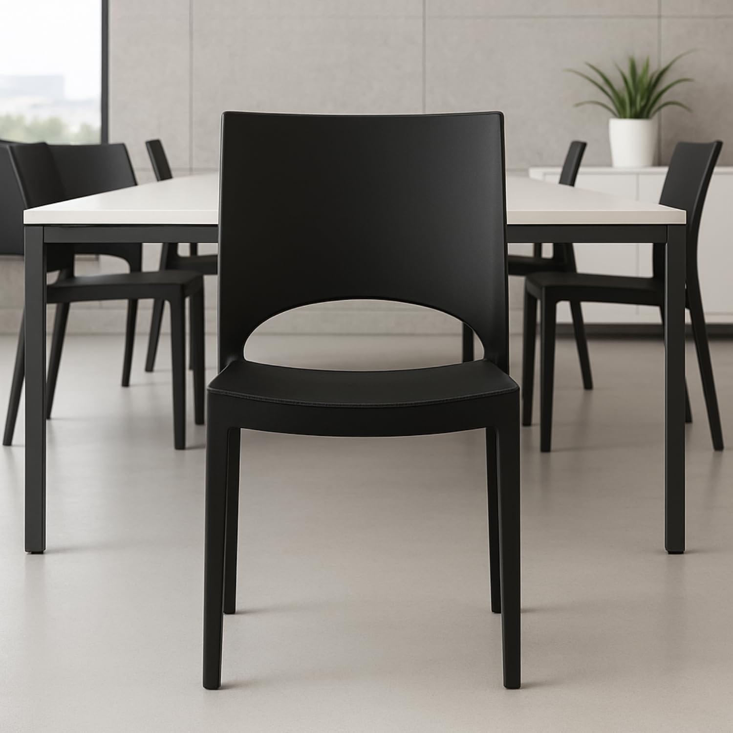 ambientata-sedia-paris-antracite Sedia moderna in polipropilene antracite con design ergonomico impilabile GRANDSOLEIL