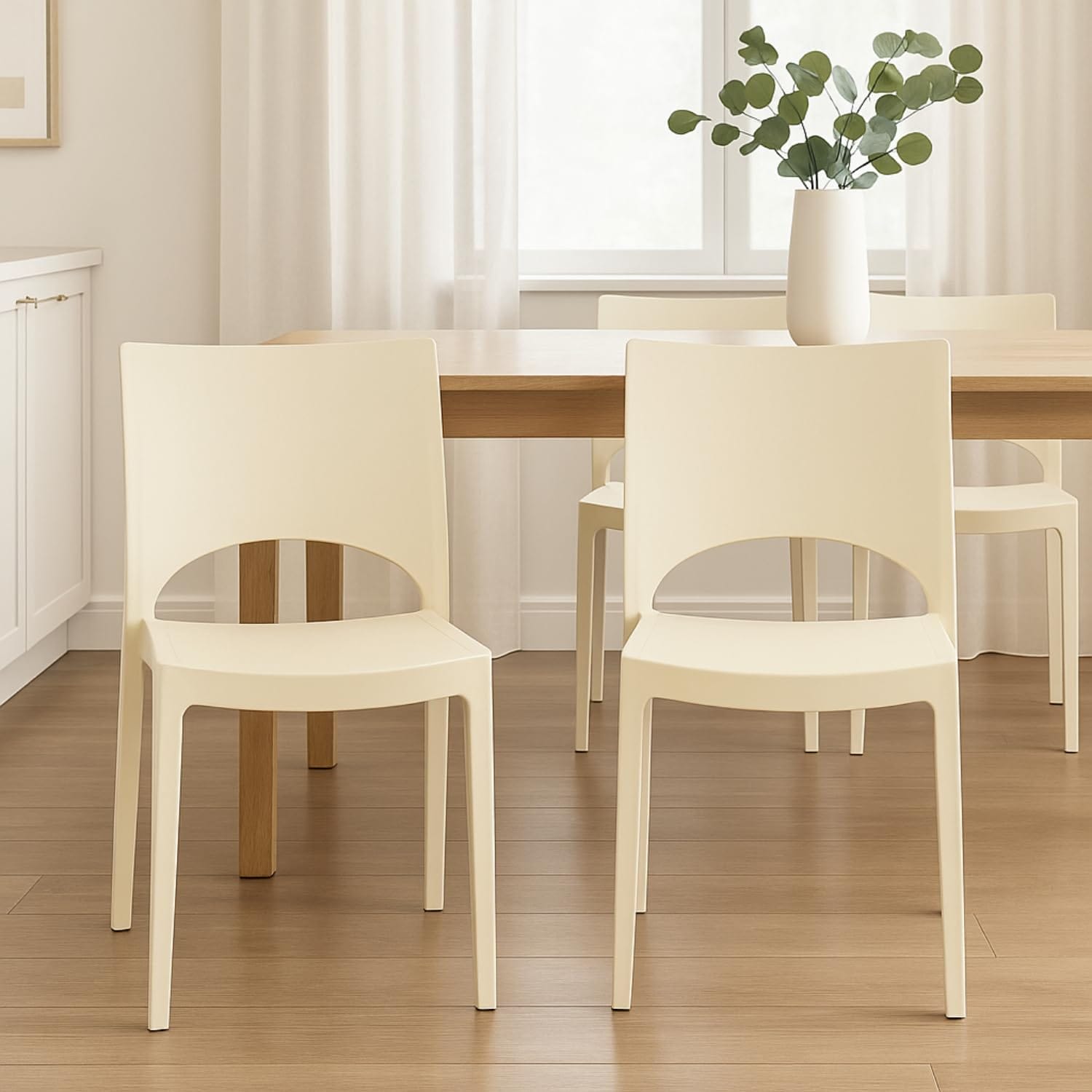 ambientata-sedia-paris-avorio Set sedie in plastica avorio modello Paris per cucina o soggiorno GRANDSOLEIL