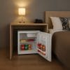 Mini frigo 46L bianco con porta aperta in camera hotel bevande e snack al suo interno