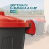 pattumiera-25l-maniglia Dettaglio pattumiera 25 litri con coperchio rossa e sistema di chiusura a clip anti odore
