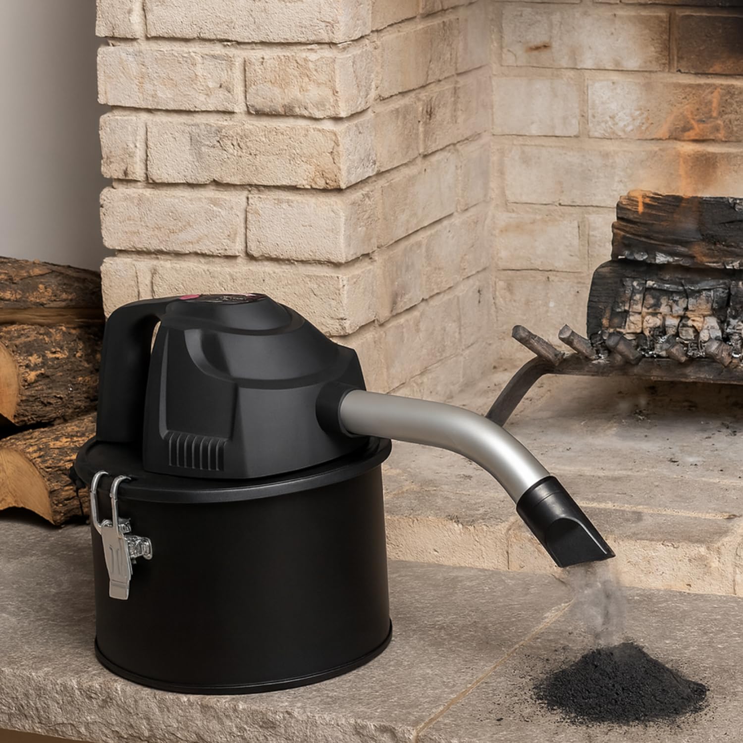 Aspiracenere elettrico 4 litri in uso davanti al camino con cenere aspirata