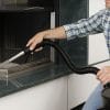 Aspiracenere elettrico Paluplus in uso per aspirare cenere da camino con tubo in metallo