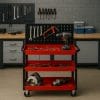portattrezzi-coreografica Carrello portautensili rosso e nero in officina con attrezzi e trapano