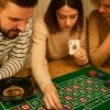 set-casinò-coreografica (2) Persone che giocano alla roulette su tavolo verde con carte e fiches – set da casinò Paluplus