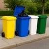 Set pattumiere differenziata 120L su marciapiede con ruote e coperchi colorati