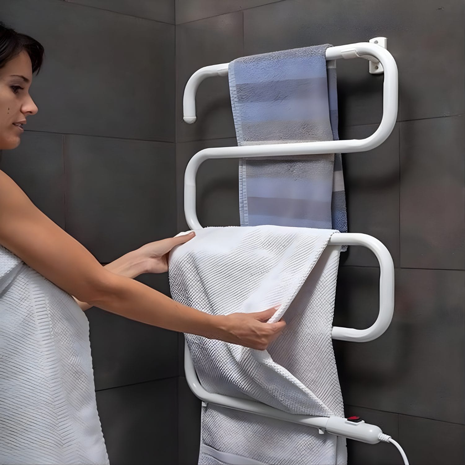 Termoarredo elettrico coreografica Scaldasalviette elettrico installato a muro con asciugamano