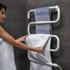 Termoarredo elettrico coreografica Scaldasalviette elettrico installato a muro con asciugamano