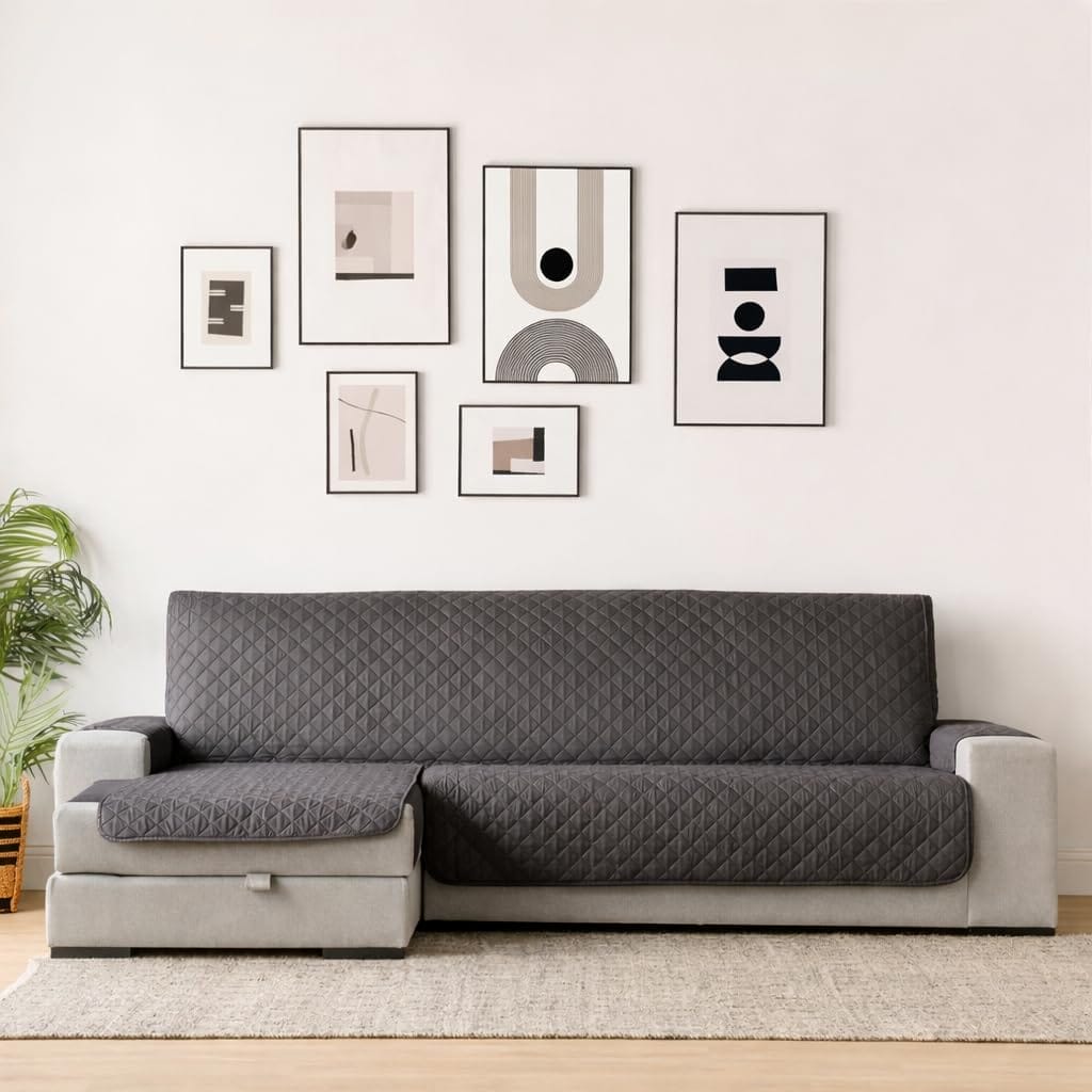 ambientata-copridivano-grigio Copridivano con penisola grigio per divano 3 posti, tessuto trapuntato antimacchia moderno