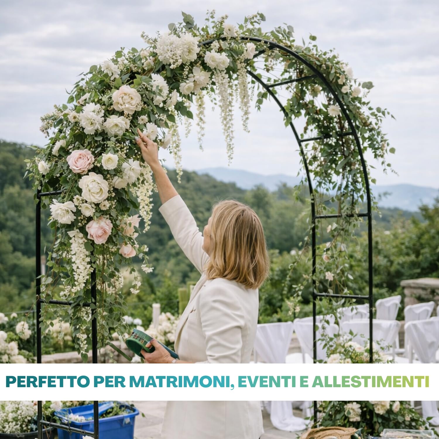 Arco da giardino in metallo allestito con fiori per matrimonio in location all’aperto