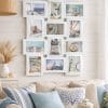 Quadro portafoto multifoto da parete bianco con immagini marine appeso in soggiorno luminoso casa al mare