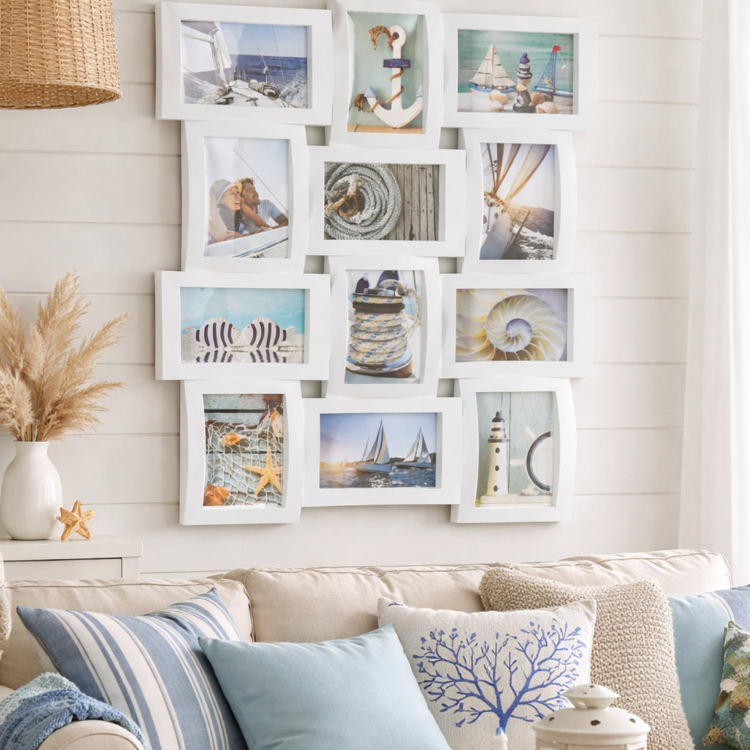 Quadro portafoto multifoto da parete bianco con immagini marine appeso in soggiorno luminoso casa al mare