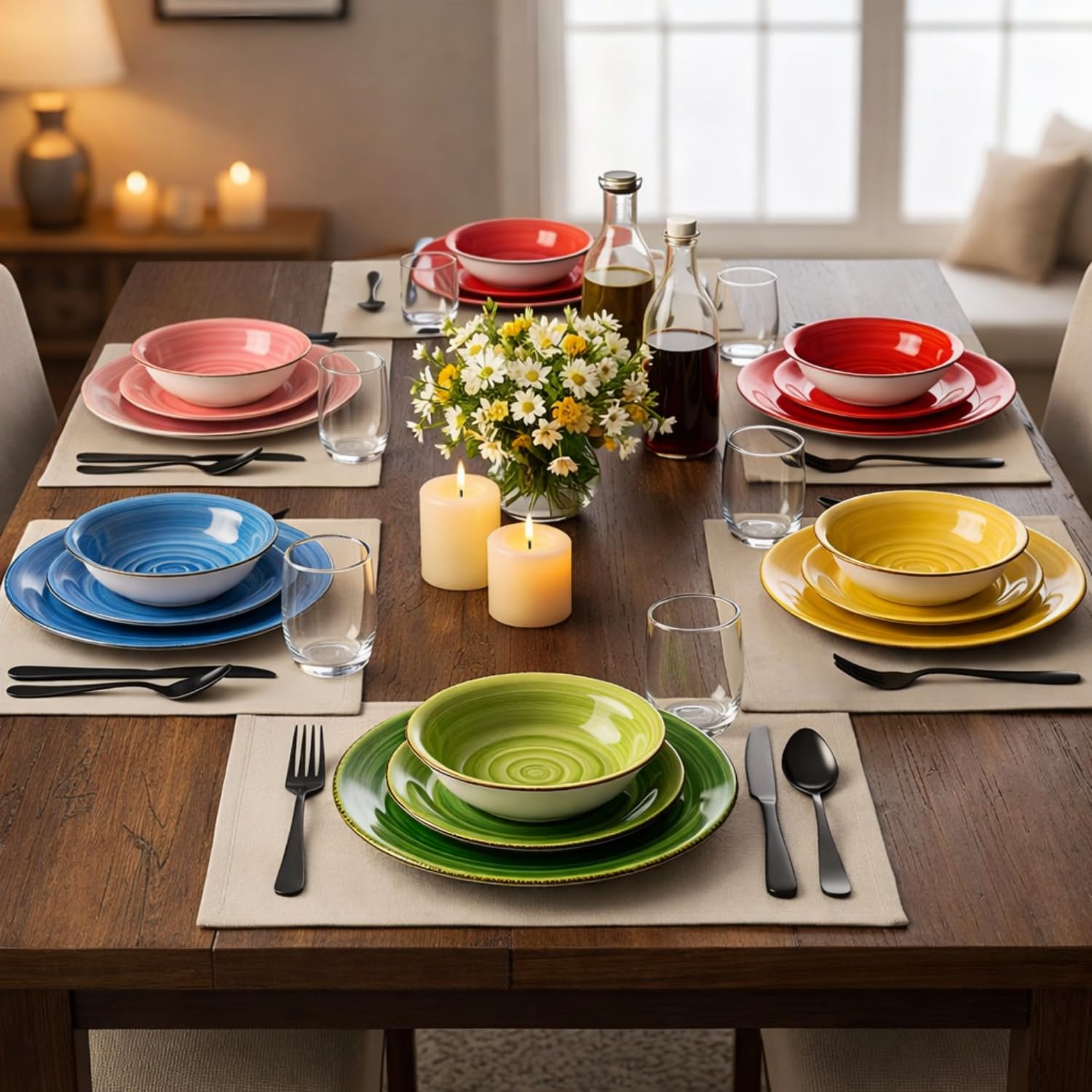 Servizio piatti in ceramica multicolor apparecchiato su tavola elegante per pranzo o cena