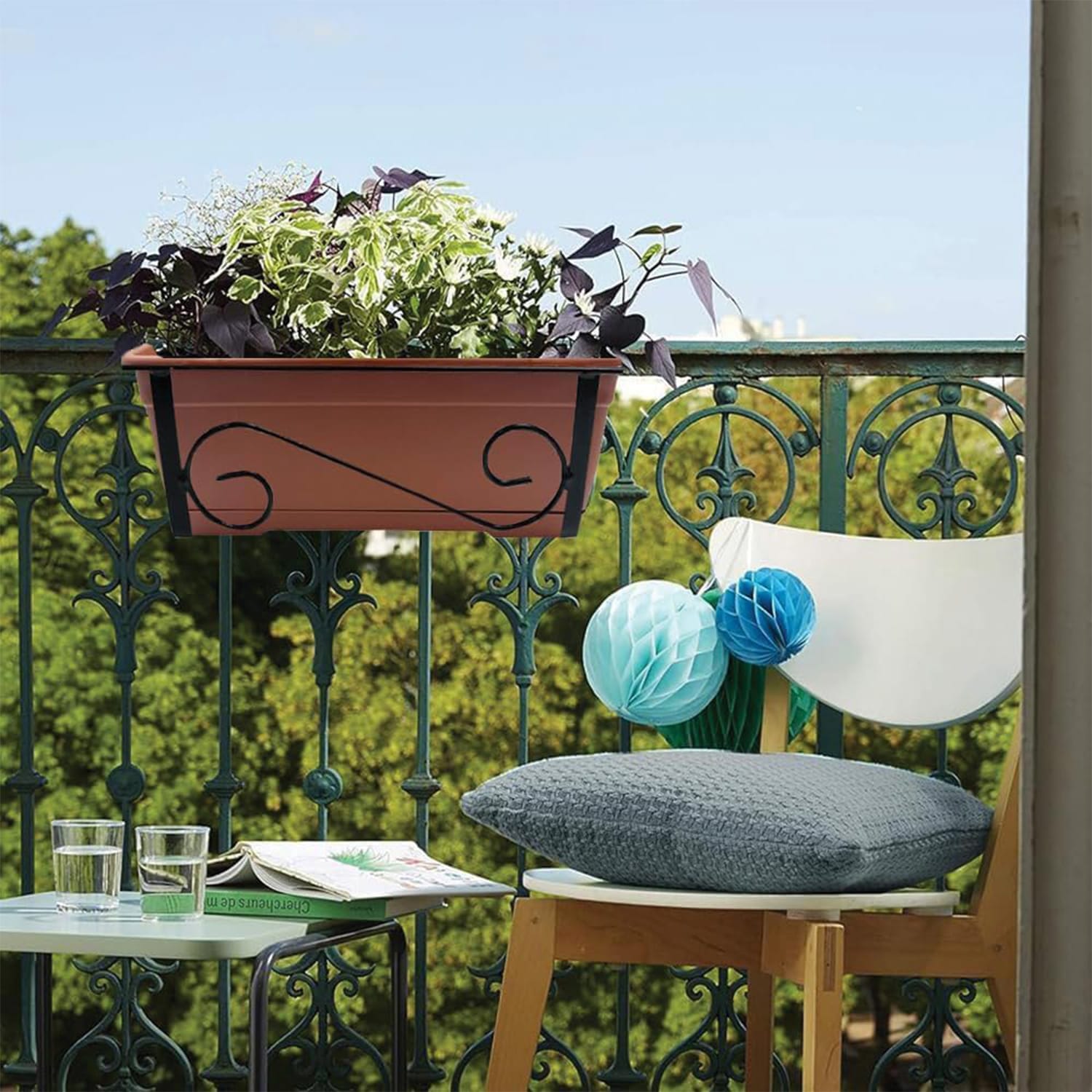 Balconiera in metallo nero con fiori appesa a ringhiera balcone esterno