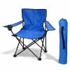 principalesedia-pieghevole-campeggio-blu Sedia pieghevole da campeggio con portabicchiere utilizzata in spiaggia vicino al mare