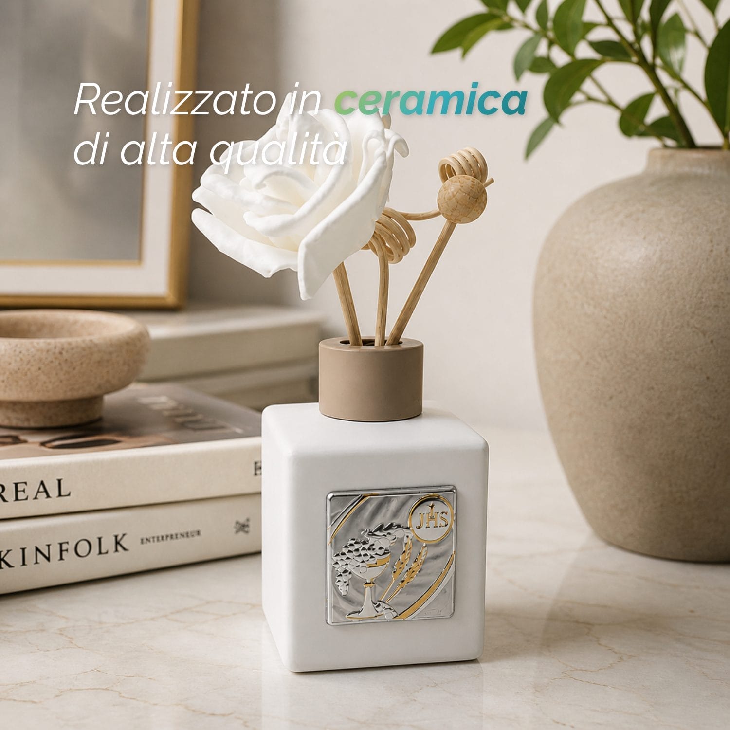 profumatore comunione materiale Diffusore di profumo in ceramica bianca con rosa decorativa e dettagli religiosi, appoggiato su superficie con elementi d’arredo.