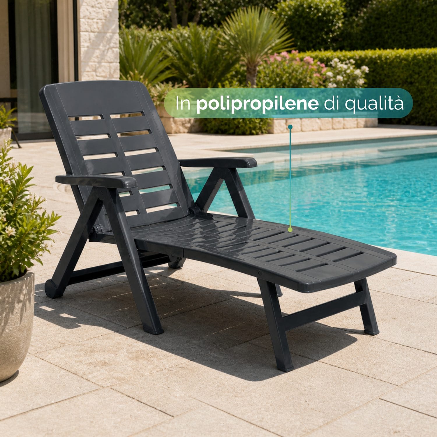 Sdraio prendisole antracite in polipropilene di qualità posizionata a bordo piscina.