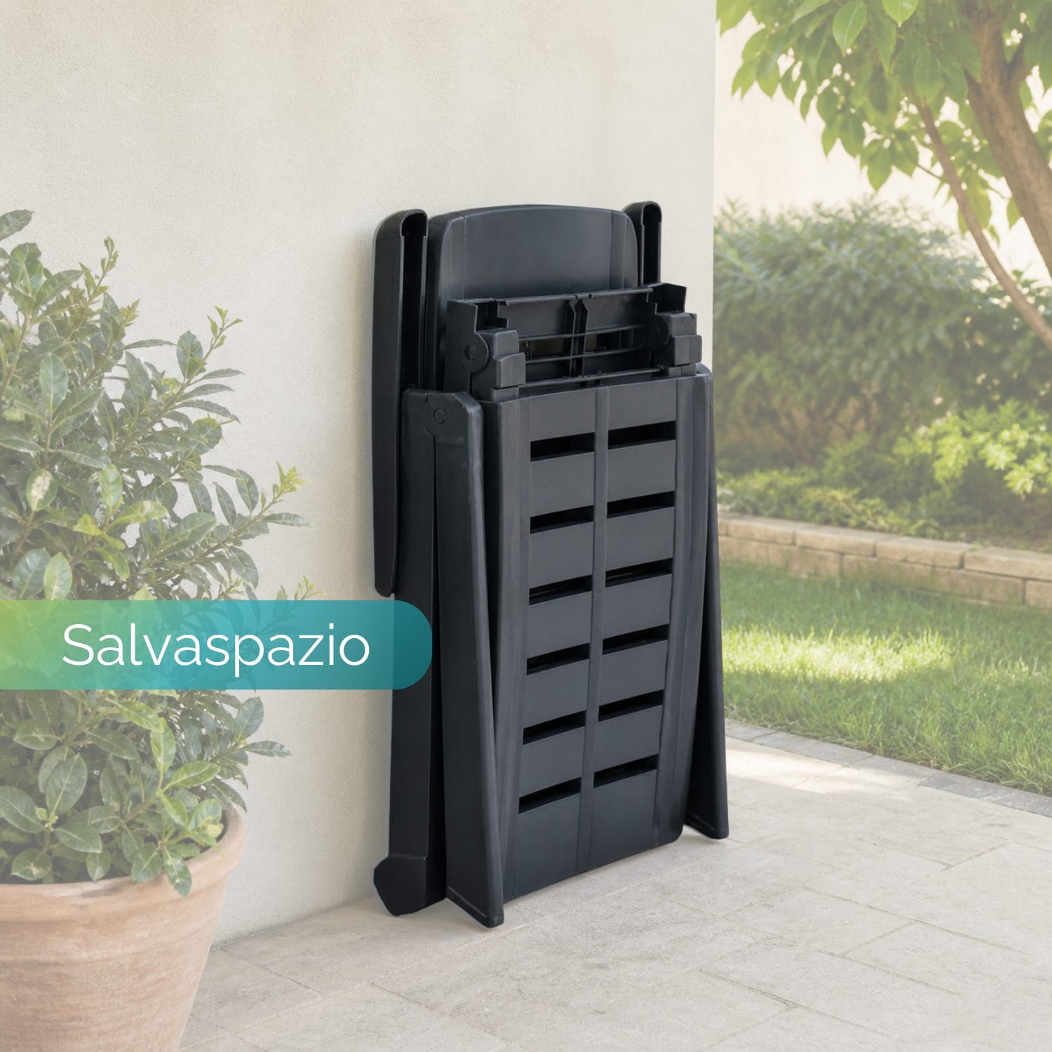 Sdraio pieghevole salvaspazio in posizione chiusa, facile da riporre.