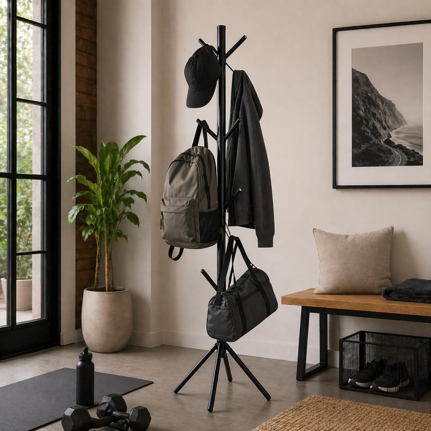 Attaccapanni da terra 9 ganci in ingresso moderno con zaino e cappotto appesi