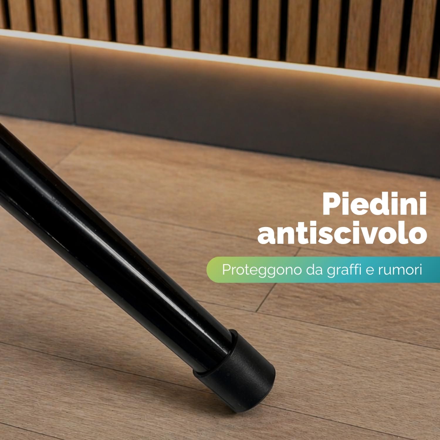 Dettaglio piedini antiscivolo attaccapanni da terra protezione pavimento e stabilità