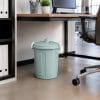 ambientata-pattumiera-21litri-verde Pattumiera verde salvia con coperchio per ufficio e raccolta differenziata