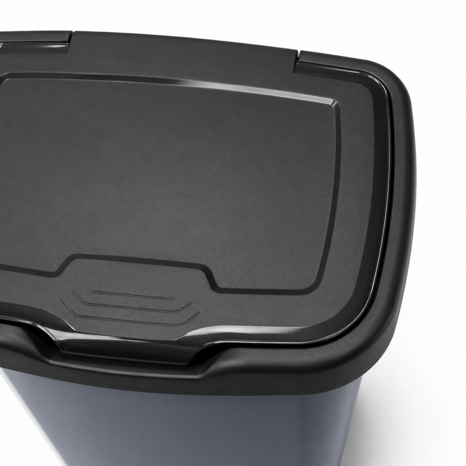 Dettaglio coperchio pattumiera cucina con superficie anti impronta e design moderno anti odori