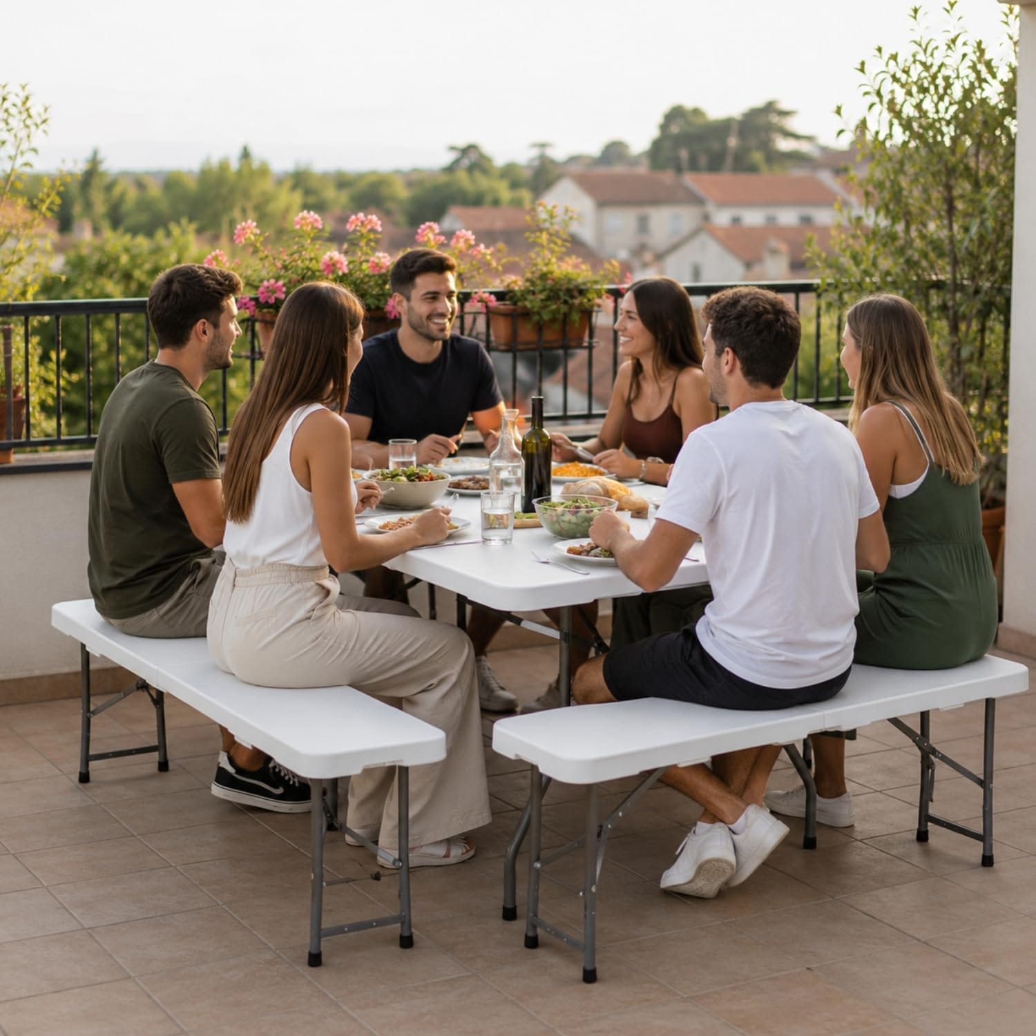 Set tavolo con panche pieghevoli utilizzato per pranzo all’aperto in terrazza con amici