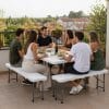 Set tavolo con panche pieghevoli utilizzato per pranzo all’aperto in terrazza con amici
