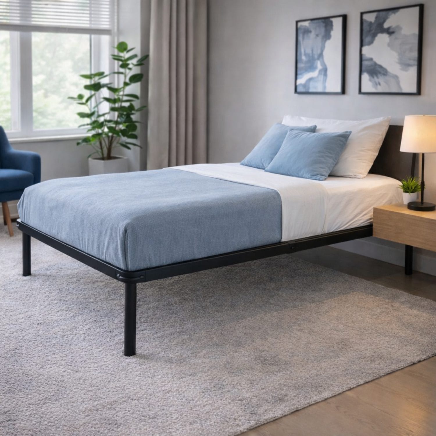 Rete singola in metallo con doghe in legno, letto elegante in camera moderna