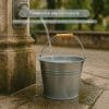 secchio zincato con manico inossidabile Secchio zincato riempito d’acqua resistente alla corrosione e adatto ai liquidi