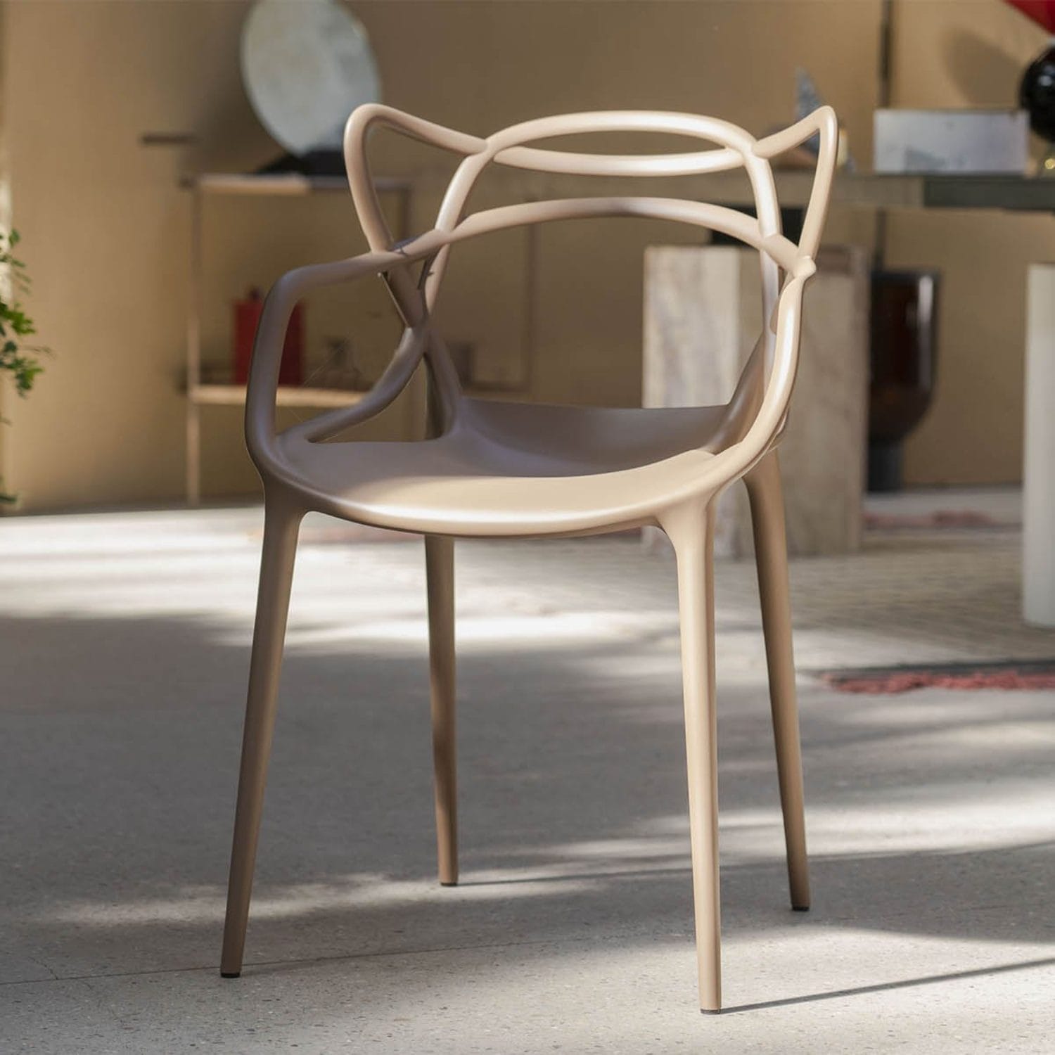 Sedia Twist tortora ambientata in soggiorno moderno con design elegante e struttura resistente